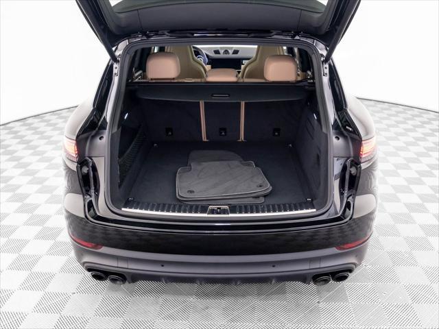 Photo of 2023 Chromite Black Metallic Porsche Cayenne