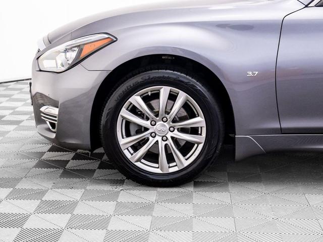 Photo of 2015 Graphite Shadow INFINITI Q70