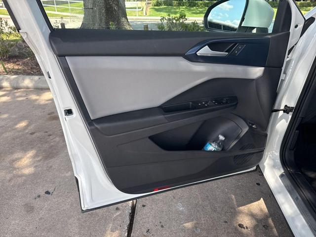 Photo of 2022 Pure White Volkswagen Taos