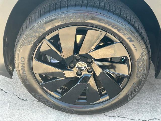 Photo of 2025 Pure Gray Volkswagen Atlas Cross Sport