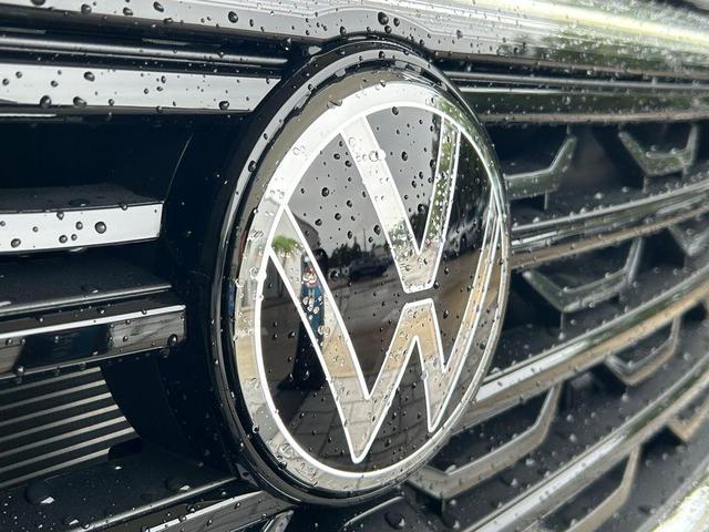 Photo of 2025 Pure Gray Volkswagen Atlas Cross Sport