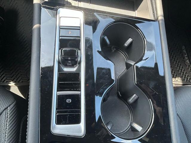 Photo of 2025 Pure White Volkswagen Atlas Cross Sport