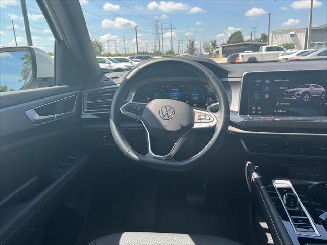 Photo of 2025 Pure White Volkswagen Atlas Cross Sport