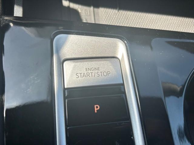 Photo of 2025 Pure White Volkswagen Atlas Cross Sport