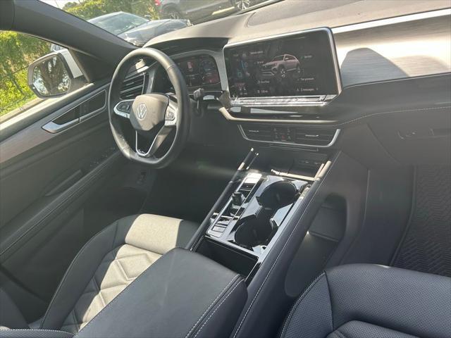Photo of 2025 Pure White Volkswagen Atlas Cross Sport