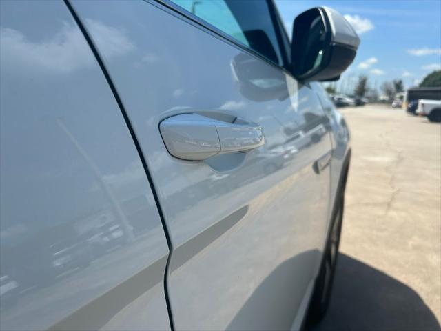 Photo of 2025 Pure White Volkswagen Atlas Cross Sport