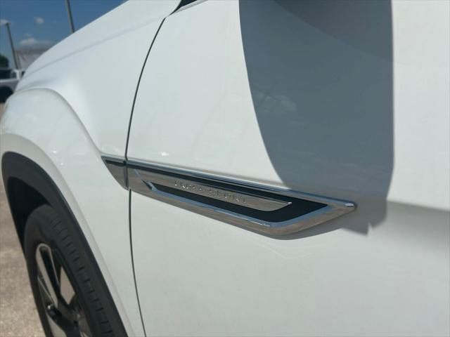 Photo of 2025 Pure White Volkswagen Atlas Cross Sport