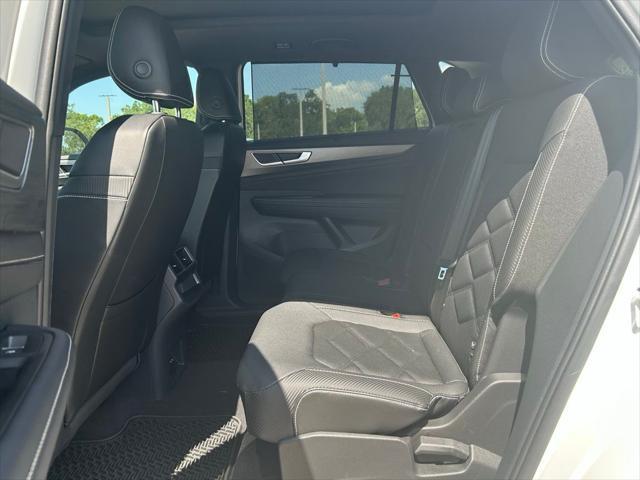 Photo of 2025 Pure White Volkswagen Atlas Cross Sport