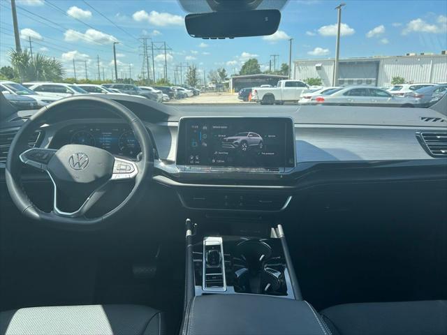Photo of 2025 Pure White Volkswagen Atlas Cross Sport