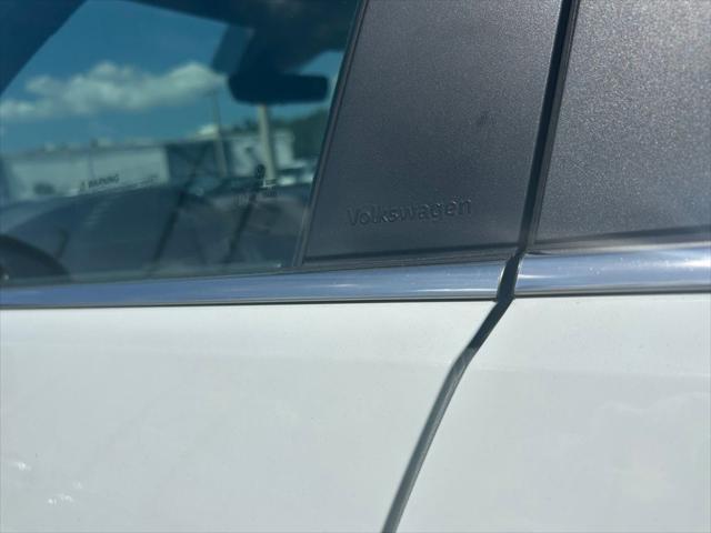 Photo of 2025 Pure White Volkswagen Atlas Cross Sport