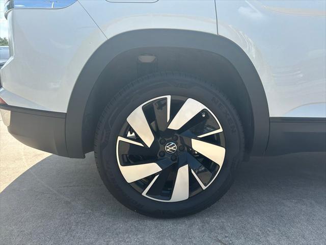 Photo of 2025 Pure White Volkswagen Atlas Cross Sport