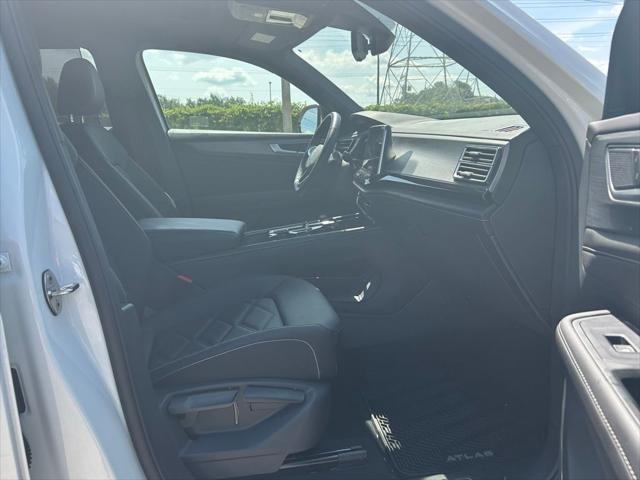 Photo of 2025 Pure White Volkswagen Atlas Cross Sport