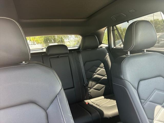 Photo of 2025 Pure White Volkswagen Atlas Cross Sport