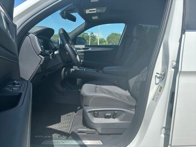 Photo of 2025 Pure White Volkswagen Atlas Cross Sport