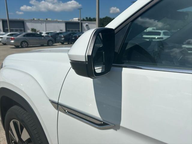 Photo of 2025 Pure White Volkswagen Atlas Cross Sport