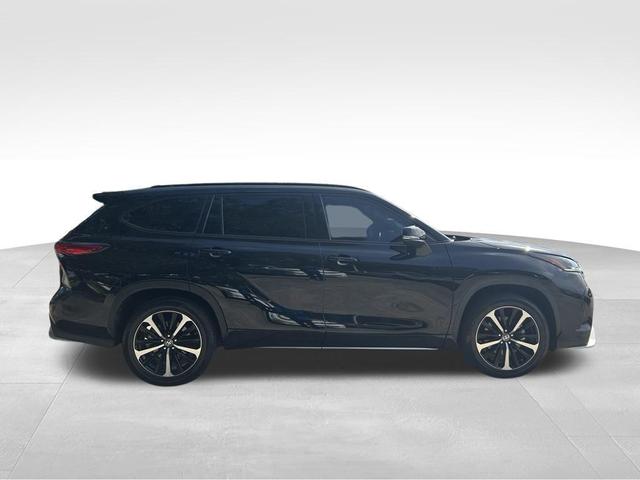 Photo of 2022 Midnight Black Metallic Toyota Highlander