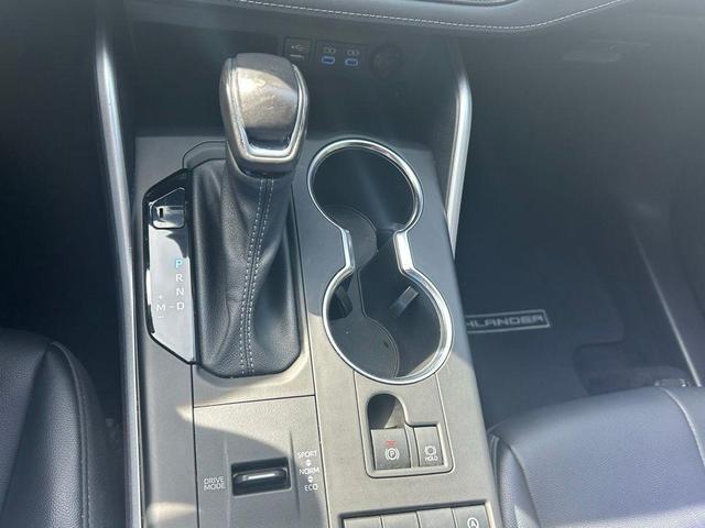 Photo of 2022 Midnight Black Metallic Toyota Highlander