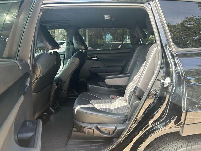 Photo of 2022 Midnight Black Metallic Toyota Highlander