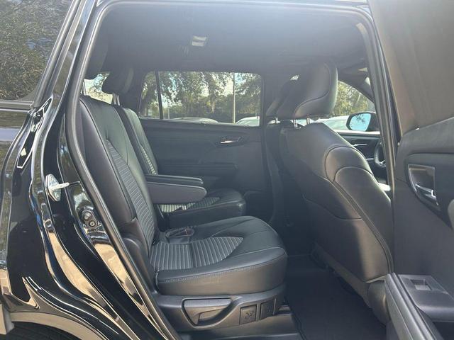 Photo of 2022 Midnight Black Metallic Toyota Highlander