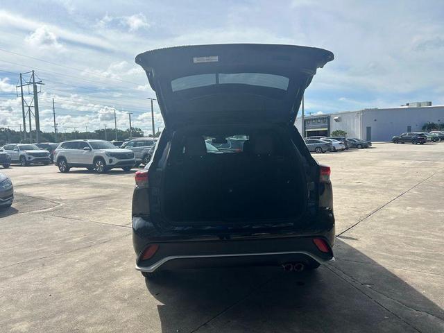 Photo of 2022 Midnight Black Metallic Toyota Highlander