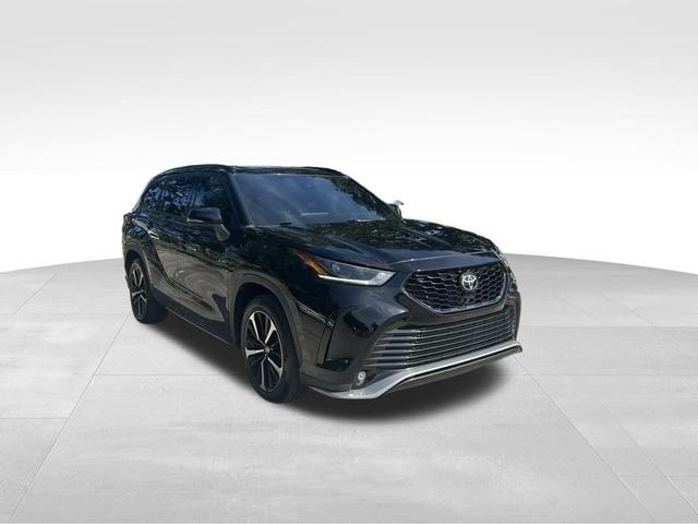 Photo of 2022 Midnight Black Metallic Toyota Highlander
