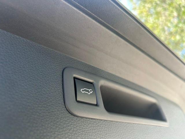 Photo of 2022 Midnight Black Metallic Toyota Highlander