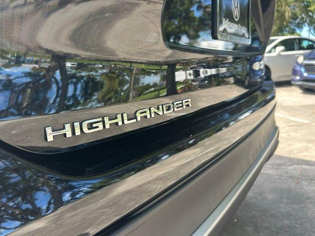 Photo of 2022 Midnight Black Metallic Toyota Highlander