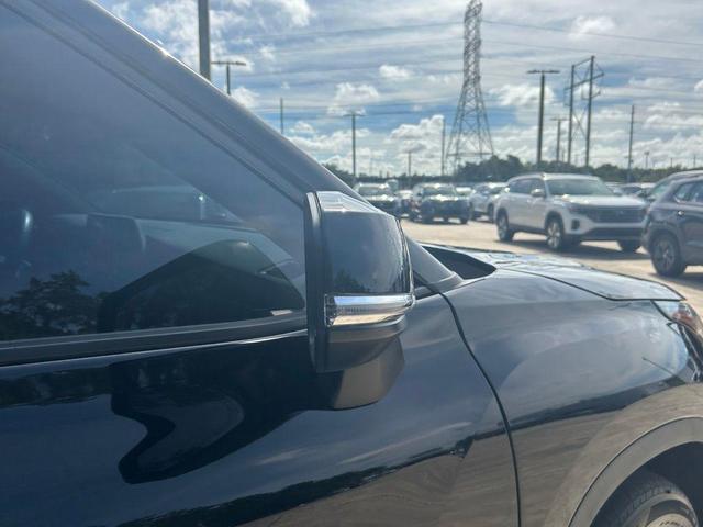 Photo of 2022 Midnight Black Metallic Toyota Highlander