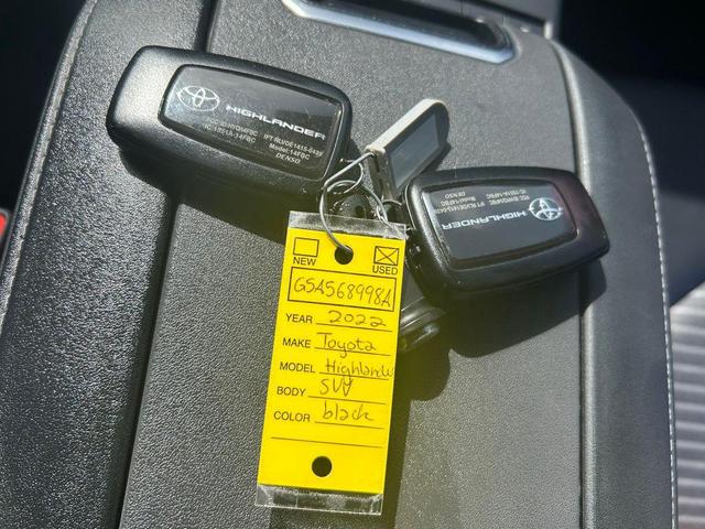 Photo of 2022 Midnight Black Metallic Toyota Highlander