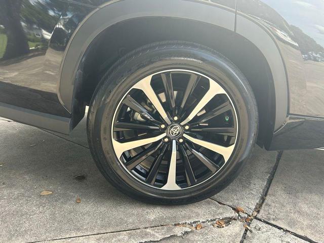 Photo of 2022 Midnight Black Metallic Toyota Highlander
