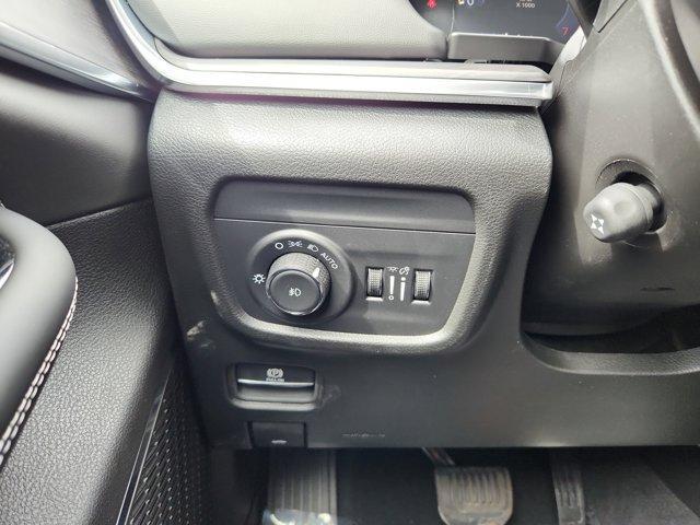 Photo of 2025 Bright White Clearcoat Jeep Grand Cherokee