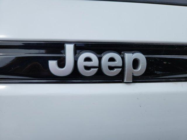 Photo of 2025 Bright White Clearcoat Jeep Grand Cherokee