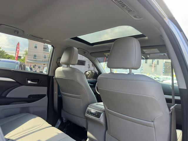 Photo of 2018 Celestial Silver Metallic Toyota Highlander
