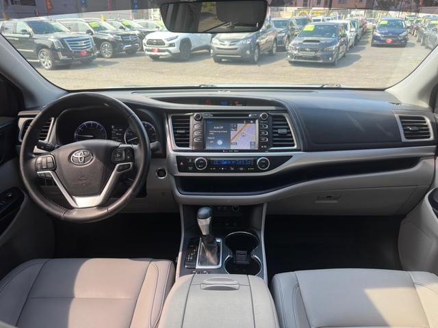 Photo of 2018 Celestial Silver Metallic Toyota Highlander