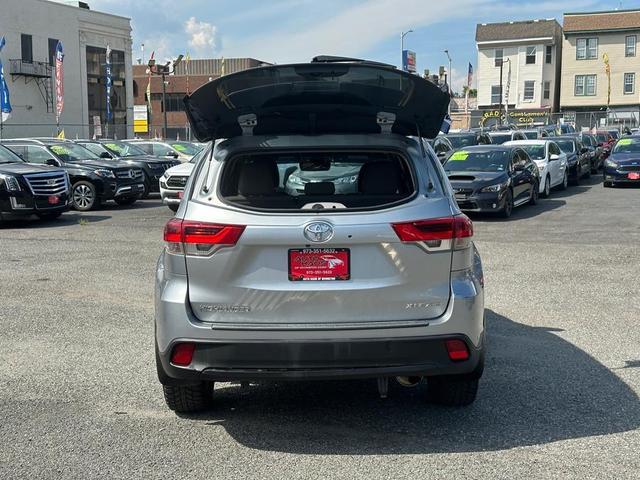 Photo of 2018 Celestial Silver Metallic Toyota Highlander