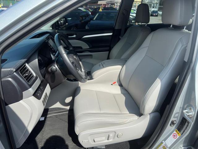 Photo of 2018 Celestial Silver Metallic Toyota Highlander