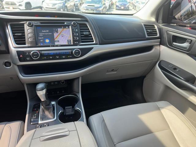 Photo of 2018 Celestial Silver Metallic Toyota Highlander
