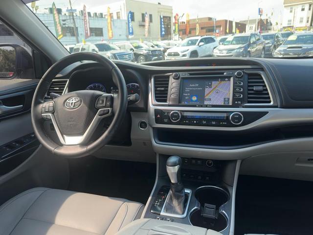 Photo of 2018 Celestial Silver Metallic Toyota Highlander