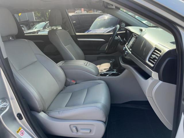 Photo of 2018 Celestial Silver Metallic Toyota Highlander