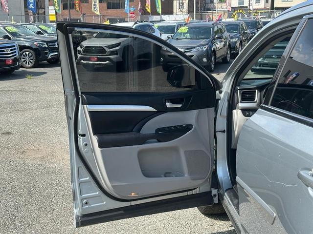 Photo of 2018 Celestial Silver Metallic Toyota Highlander