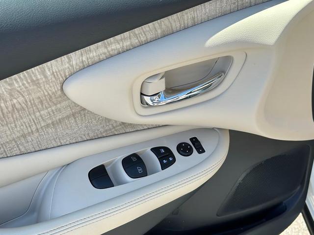 Photo of 2024 Pearl White Tricoat Nissan Murano