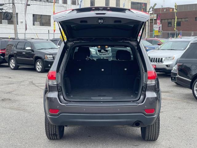 Photo of 2017 Granite Crystal Metallic Clearcoat Jeep Grand Cherokee