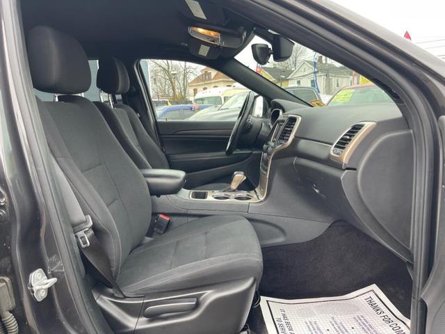 Photo of 2017 Granite Crystal Metallic Clearcoat Jeep Grand Cherokee