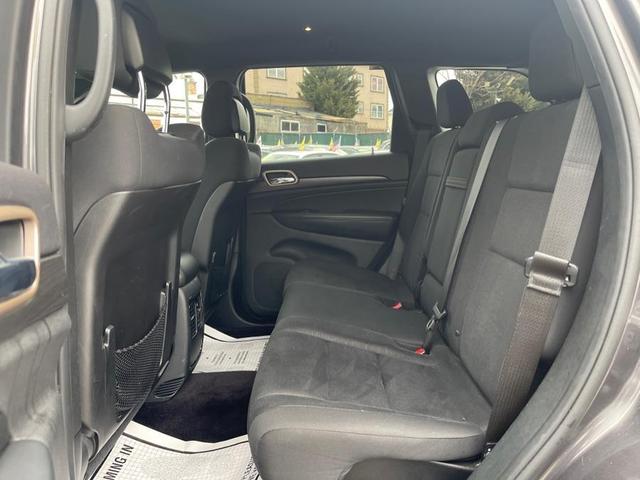 Photo of 2017 Granite Crystal Metallic Clearcoat Jeep Grand Cherokee