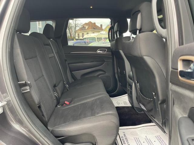 Photo of 2017 Granite Crystal Metallic Clearcoat Jeep Grand Cherokee