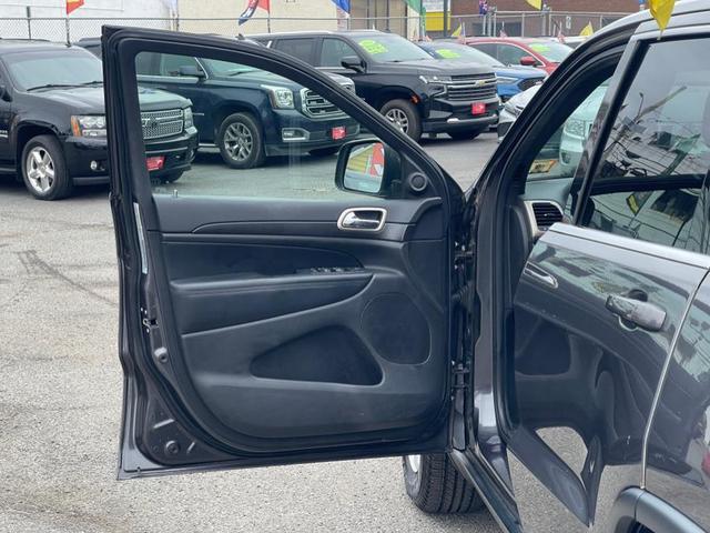 Photo of 2017 Granite Crystal Metallic Clearcoat Jeep Grand Cherokee