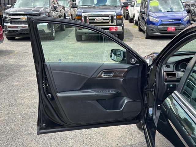 Photo of 2017 Crystal Black Pearl Honda Accord