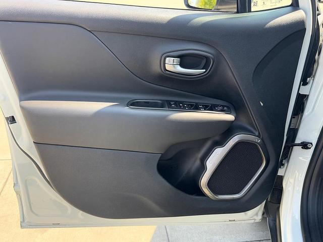 Photo of 2022 Alpine White Clearcoat Jeep Renegade