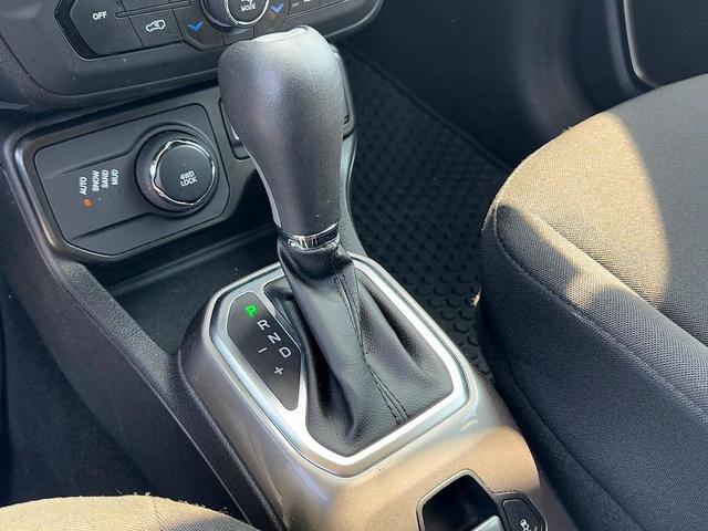 Photo of 2022 Alpine White Clearcoat Jeep Renegade