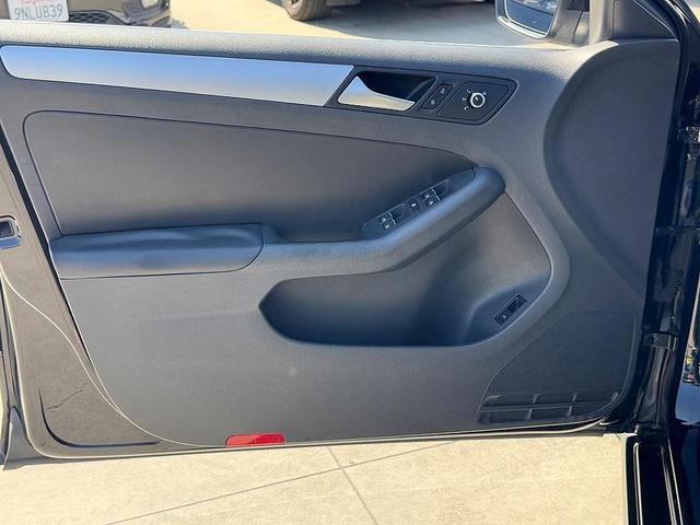 Photo of 2013 Black Uni Volkswagen Jetta